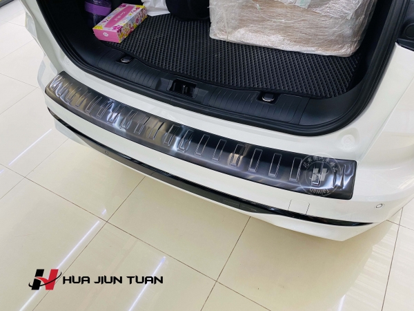 KUGA 黑鈦絲後護板(ST Line)