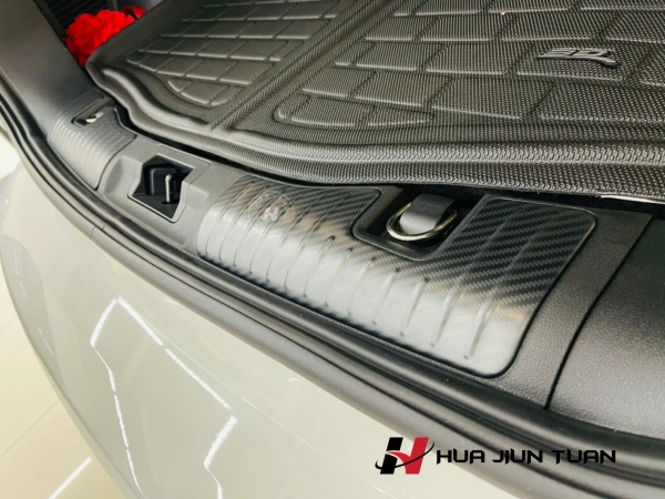 KUGA 卡夢紋內後護板