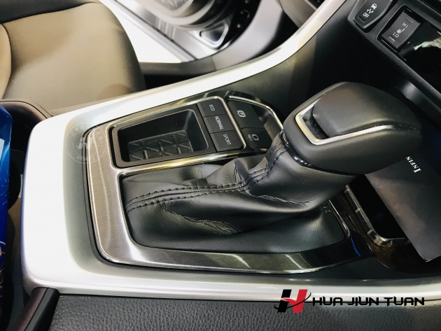 RAV4 按鍵飾板+排檔貼片 (黑鈦絲霧面)