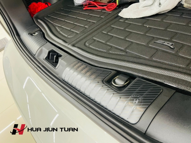 KUGA 卡夢紋內後護板