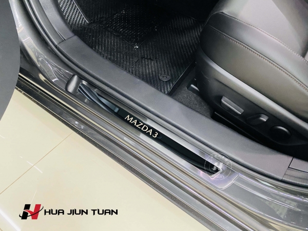 四代 Mazda3 迎賓踏板